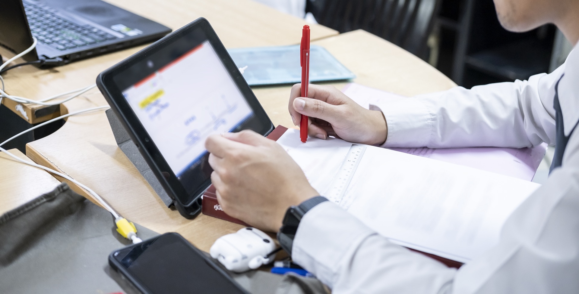 Asian education man reading books so looking tablet In office To prepare for the exam entrance to learn lesson training online digital homework knowledge school ICT教育イメージ1