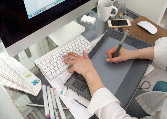 タブレットを使って制作する様子